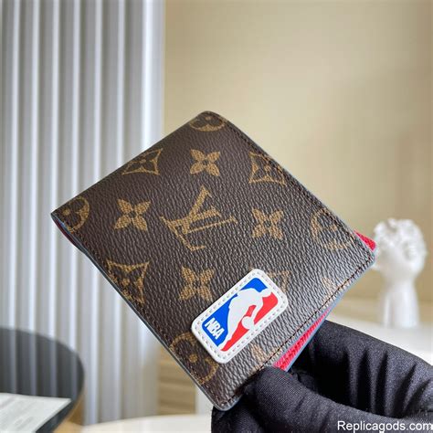 portafoglio lv per nba|Louis Vuitton x NBA: tutte le foto della collezione 2021.